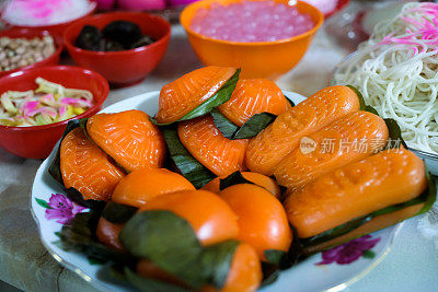 在农历新年的第九天，玉皇大帝的生日，提供食物(红龟糕或Ang Kueh)